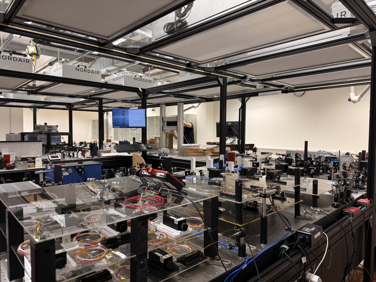Photo of the main optical table.