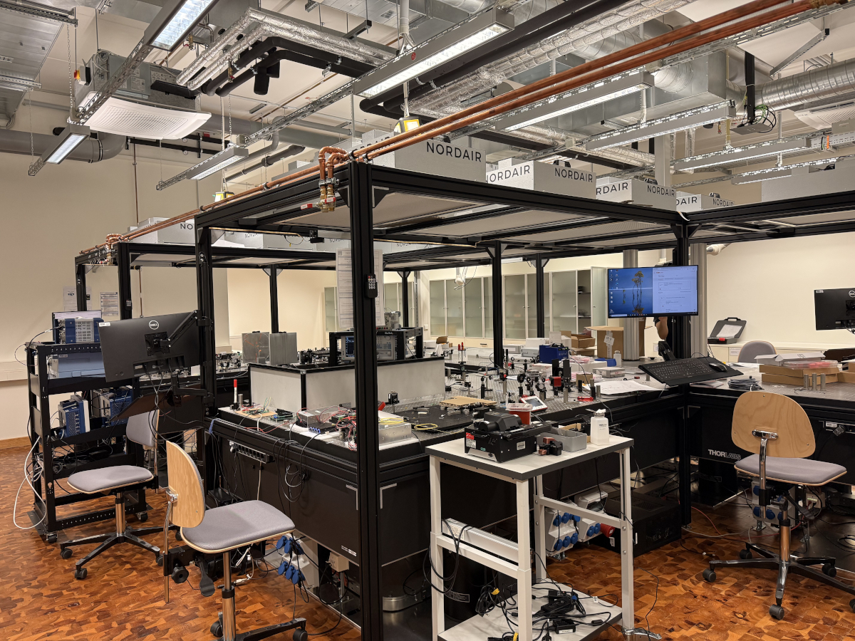 Photo of the main optical table.